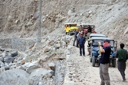 Jeeps taking a break along on the way to Aksolie